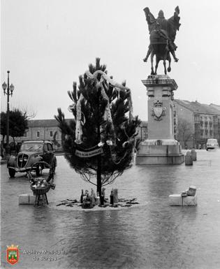 Árbol de Navidad situado en la plaza Mio Cid, con el aguinaldo dejado por el Moto Club Burgalés a los guardias municipales en 1958. 