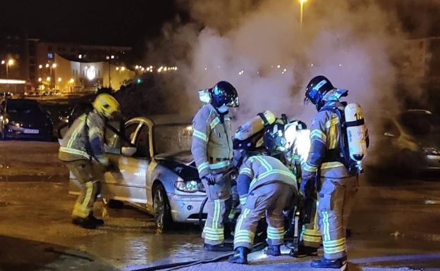 Los Bomberos de Burgos sofocan el incendio de un coche en la calle León