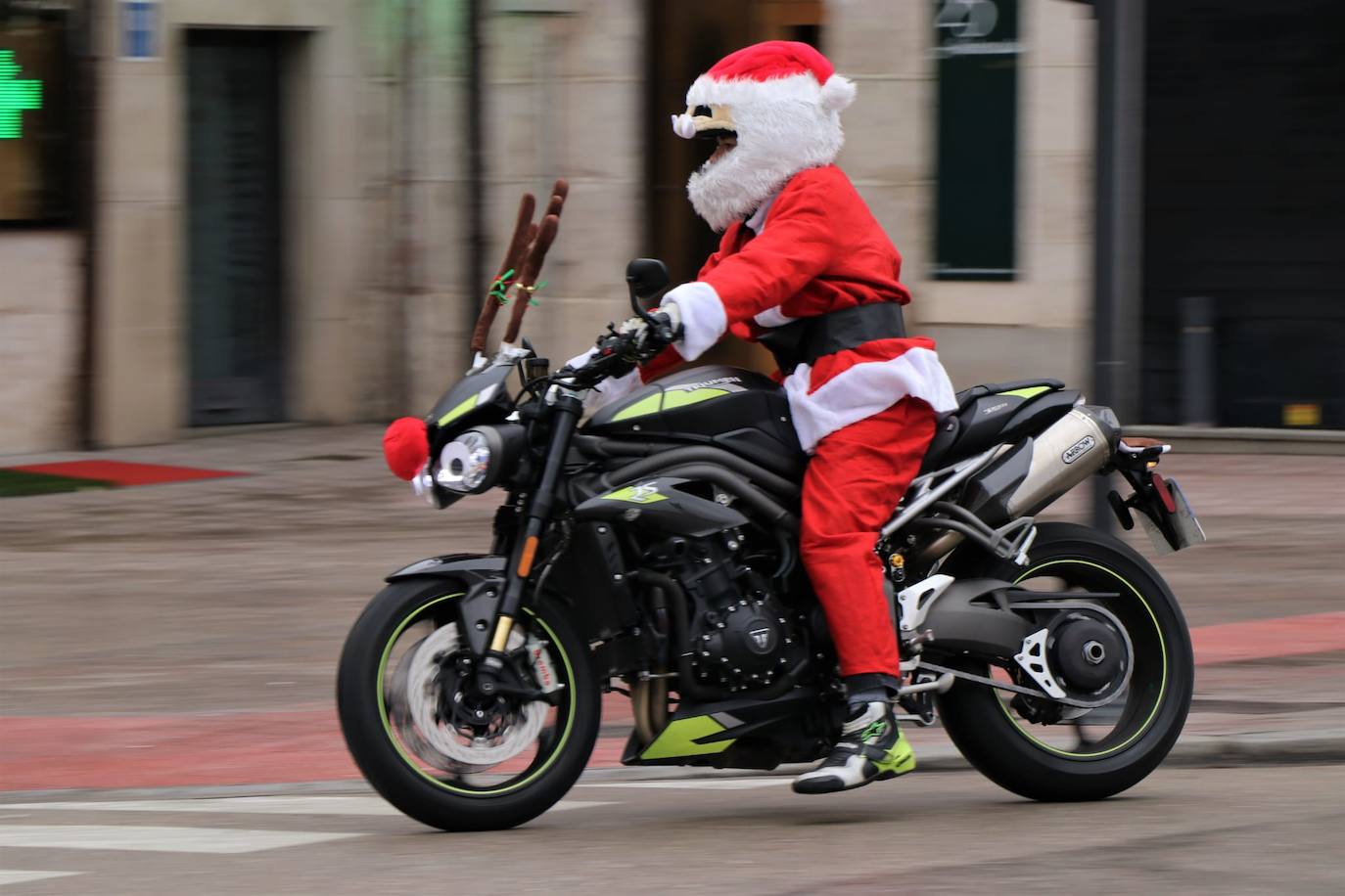 Fotos: Papá Noel recorre Burgos a dos ruedas