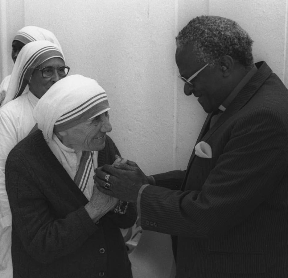 La madre Teresa de Calcuta y Desmond Tutu, ganadores del Nobel de la Paz, se reúnen antes de un almuerzo en Ciudad del Cabo el 10 de noviembre de 1988. 