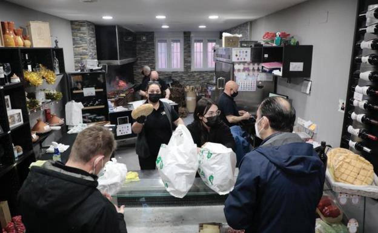 Establecimiento preparando comida para llevar.