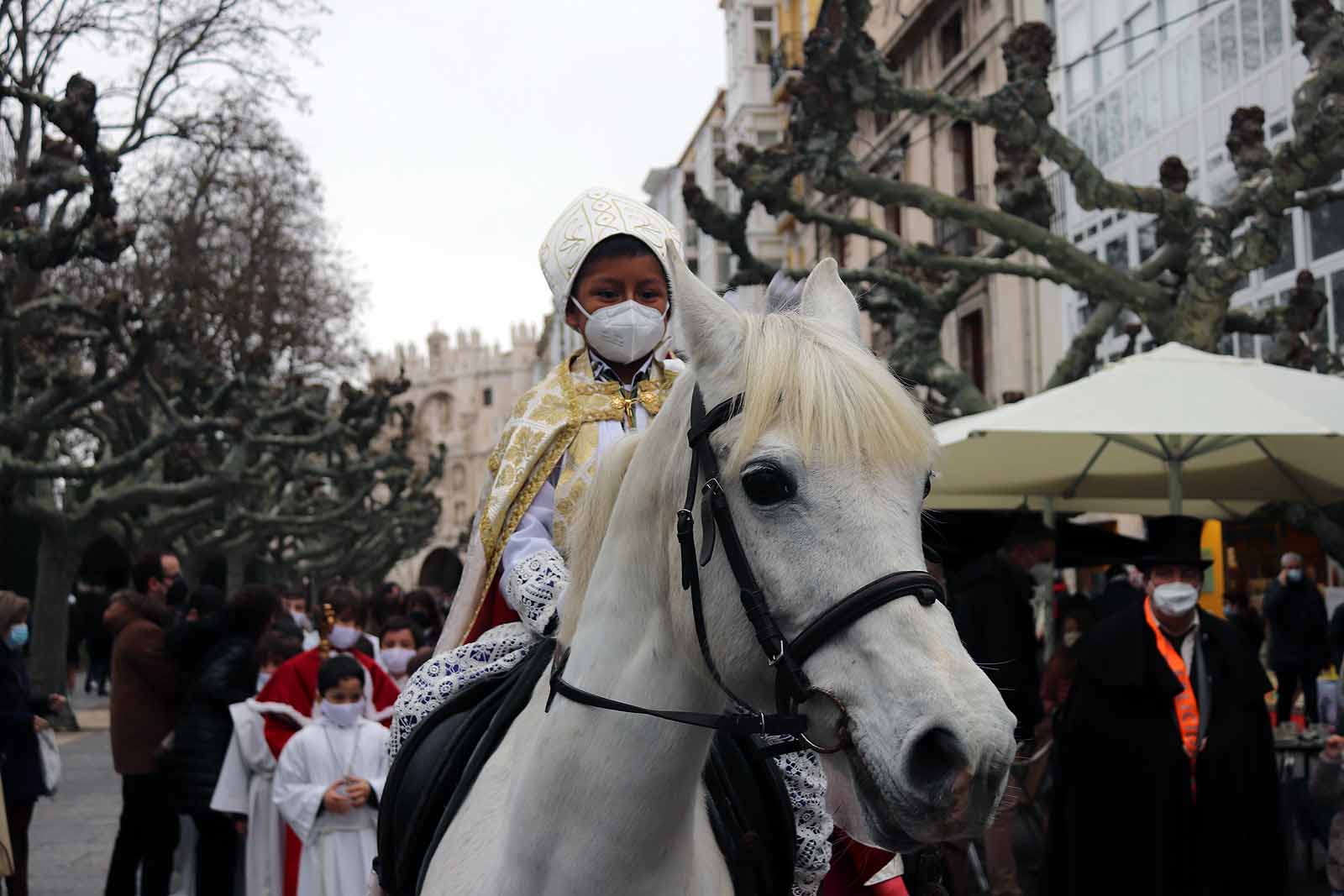 El obispillo saluda desde su caballo.