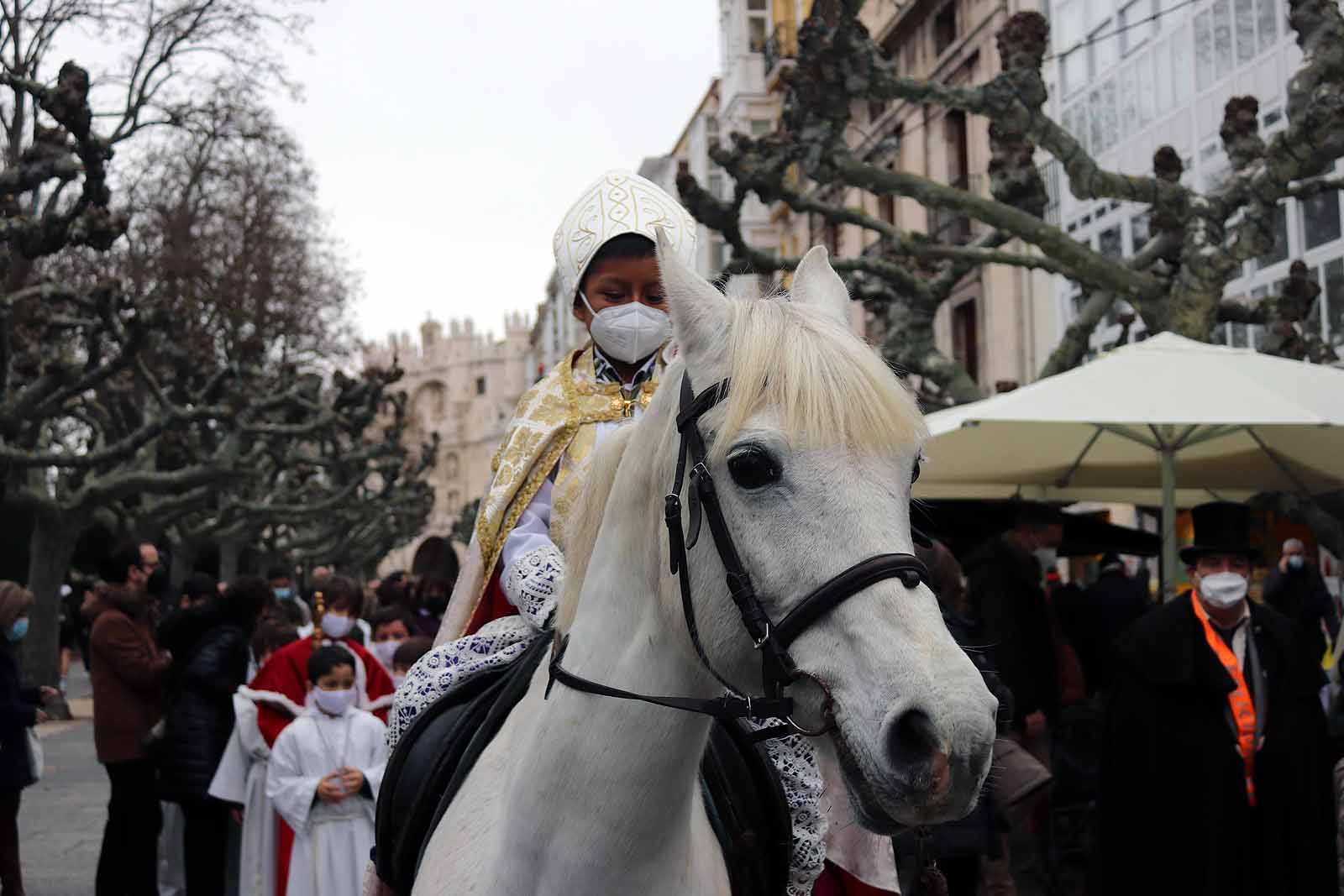 El obispillo saluda desde su caballo.