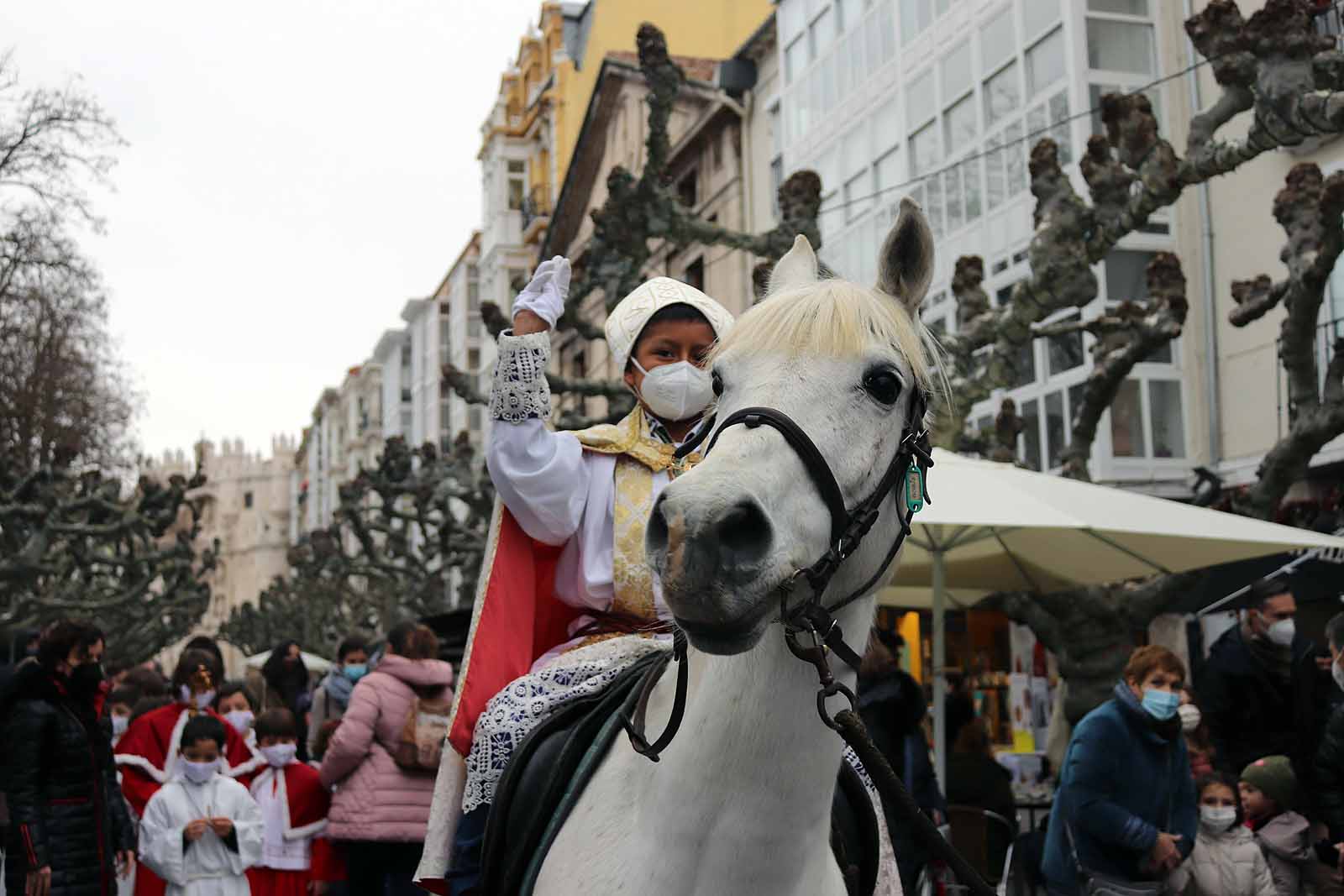 El obispillo saluda desde su caballo.