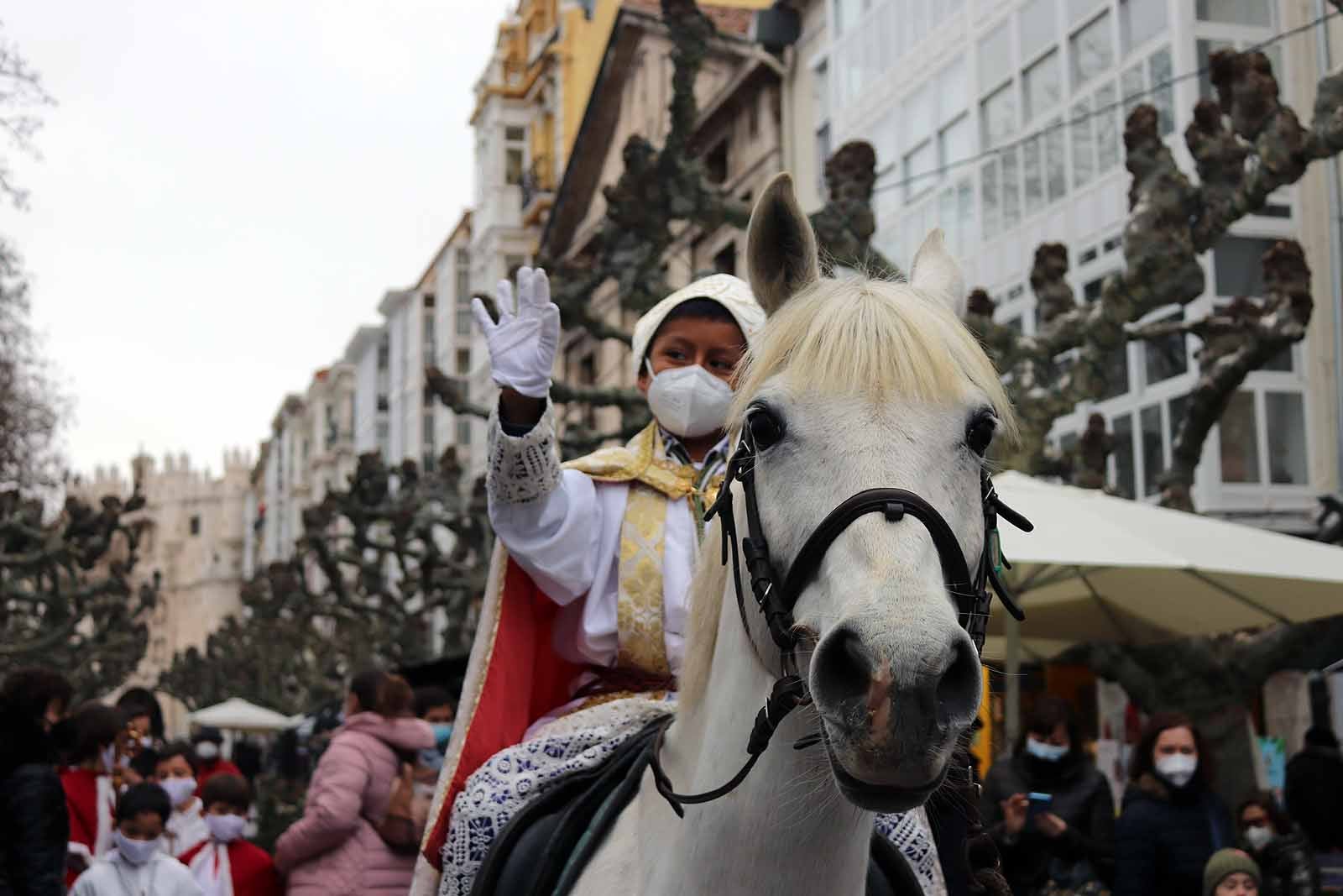 El obispillo saluda desde su caballo.