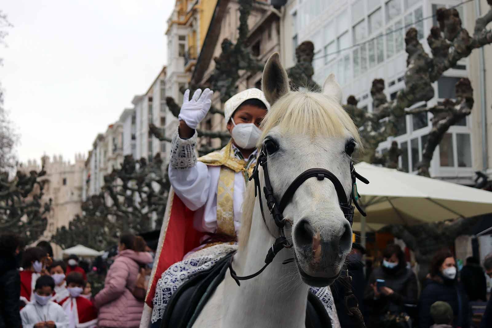 El obispillo saluda desde su caballo.