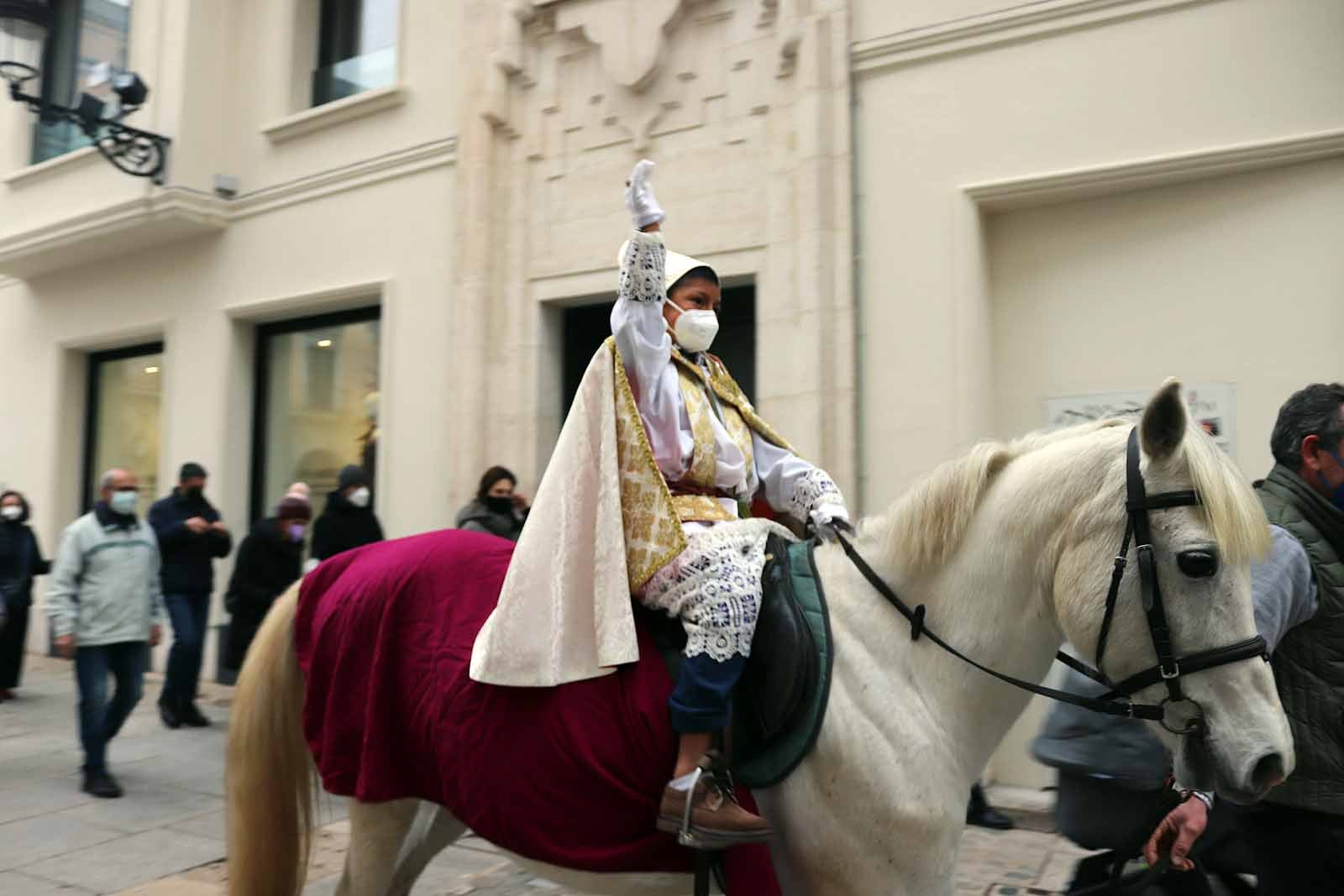 El obispillo saluda desde su caballo.