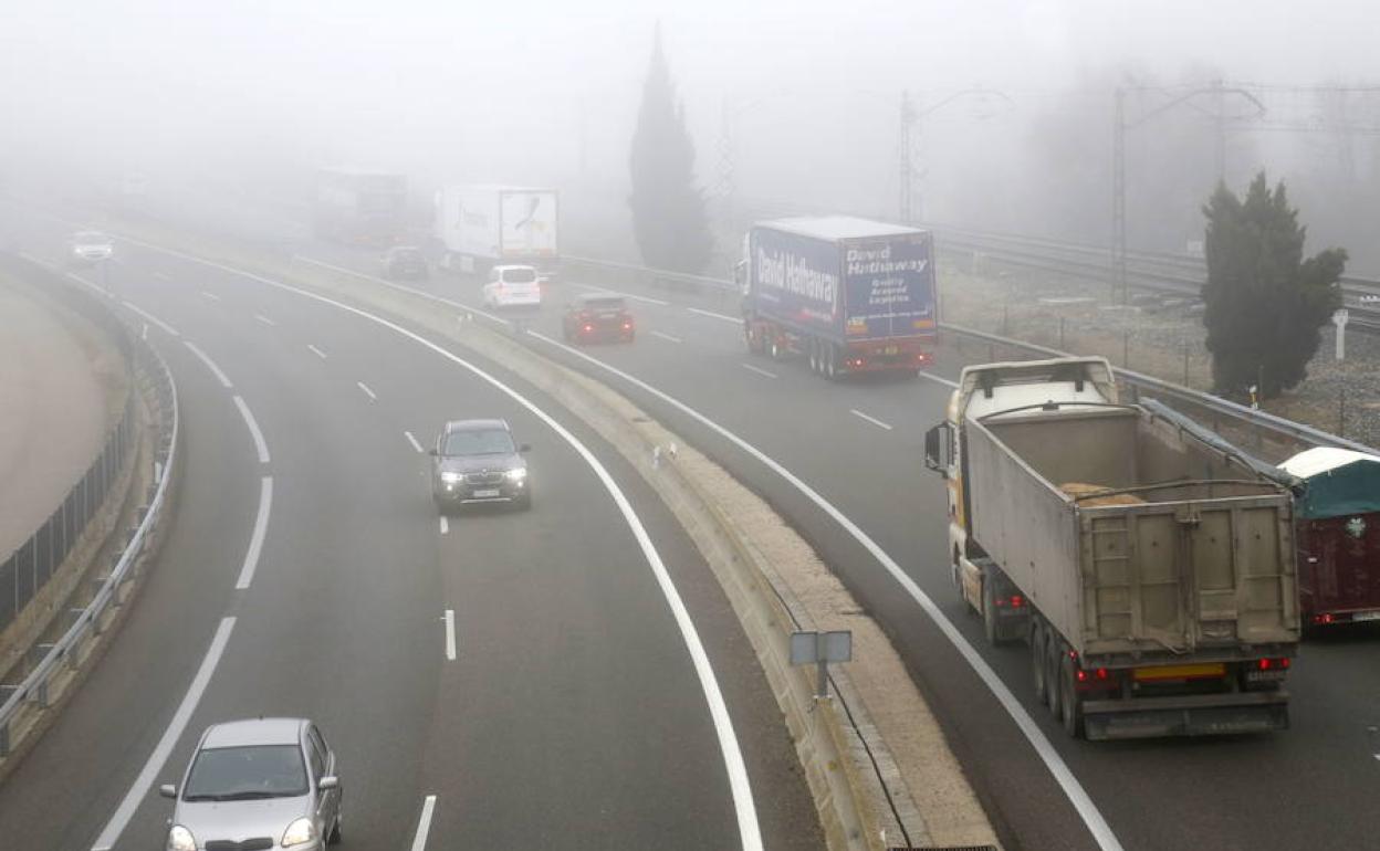 Niebla en la A-62 en la provincia de Palencia. / 