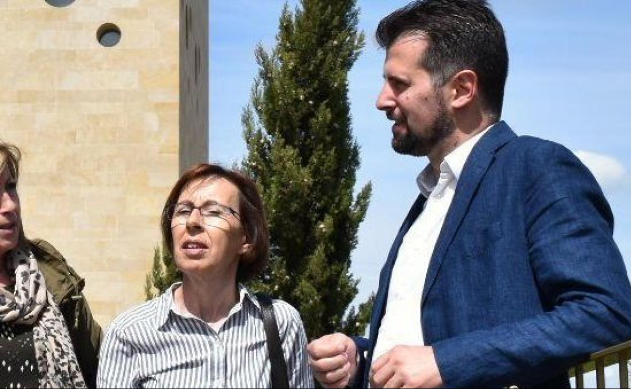 Carmen Miravalles junto al líder del PSOE en Castilla y Léon, Luis Tudanca. 