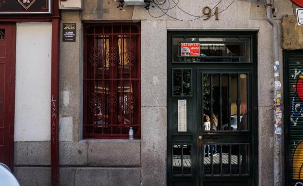 El portal de la vivienda dponde fueron encontrados los cuerpos. 