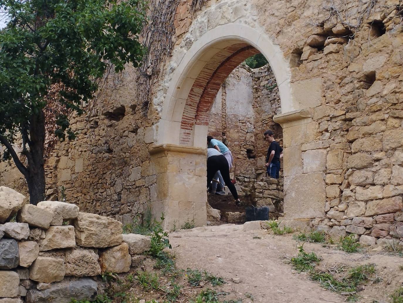 Los voluntarios llegan en avalancha para recuperar el monasterio de Rioseco