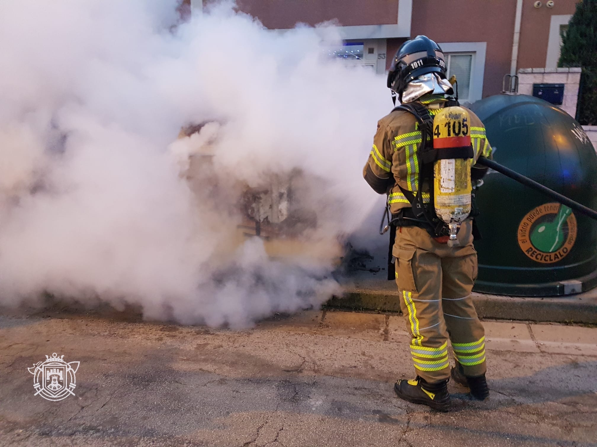 Imagen secundaria 1 - Incendio en vivienda, fuego en un contendor y un saneamiento.