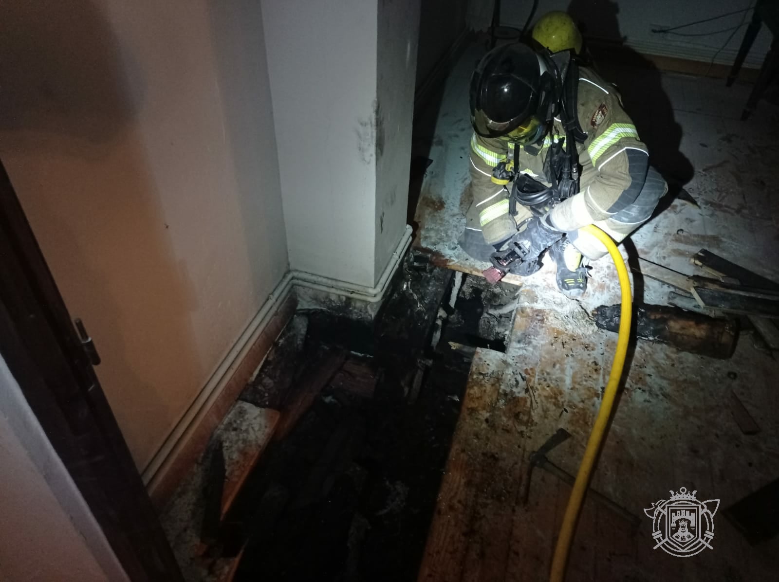 Imagen principal - Incendio en vivienda, fuego en un contendor y un saneamiento.