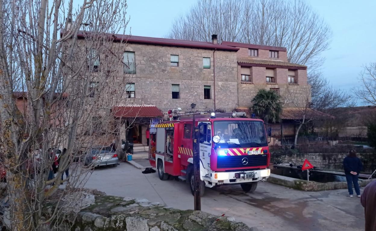 El fuego se originó en un establecimiento de turismo rural de Vilviestre de Muñó.