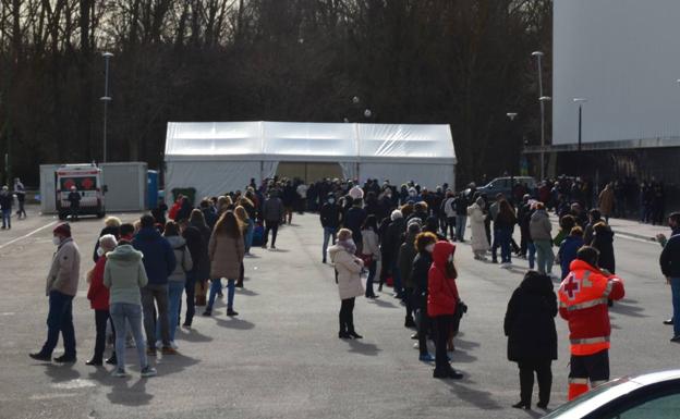 Largas colas en El Plantío para participar en la primera jornada de cribado en Burgos