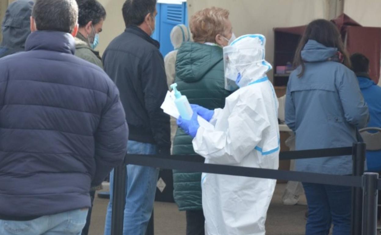 Colas para someterse a un test de antígenos en Burgos. 