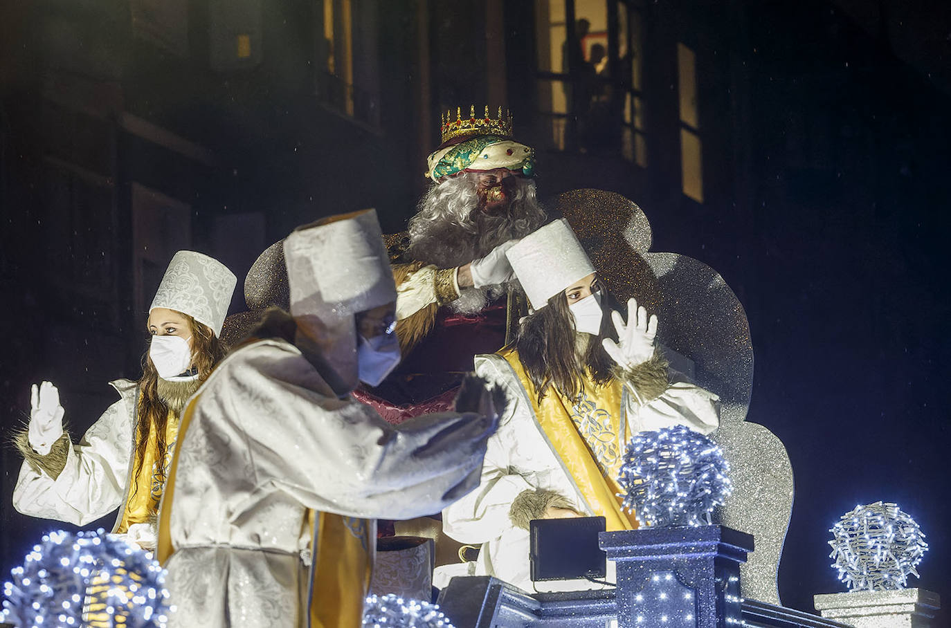 Fotos: Ilusión, frío y mascarillas para recibir a los Reyes Magos