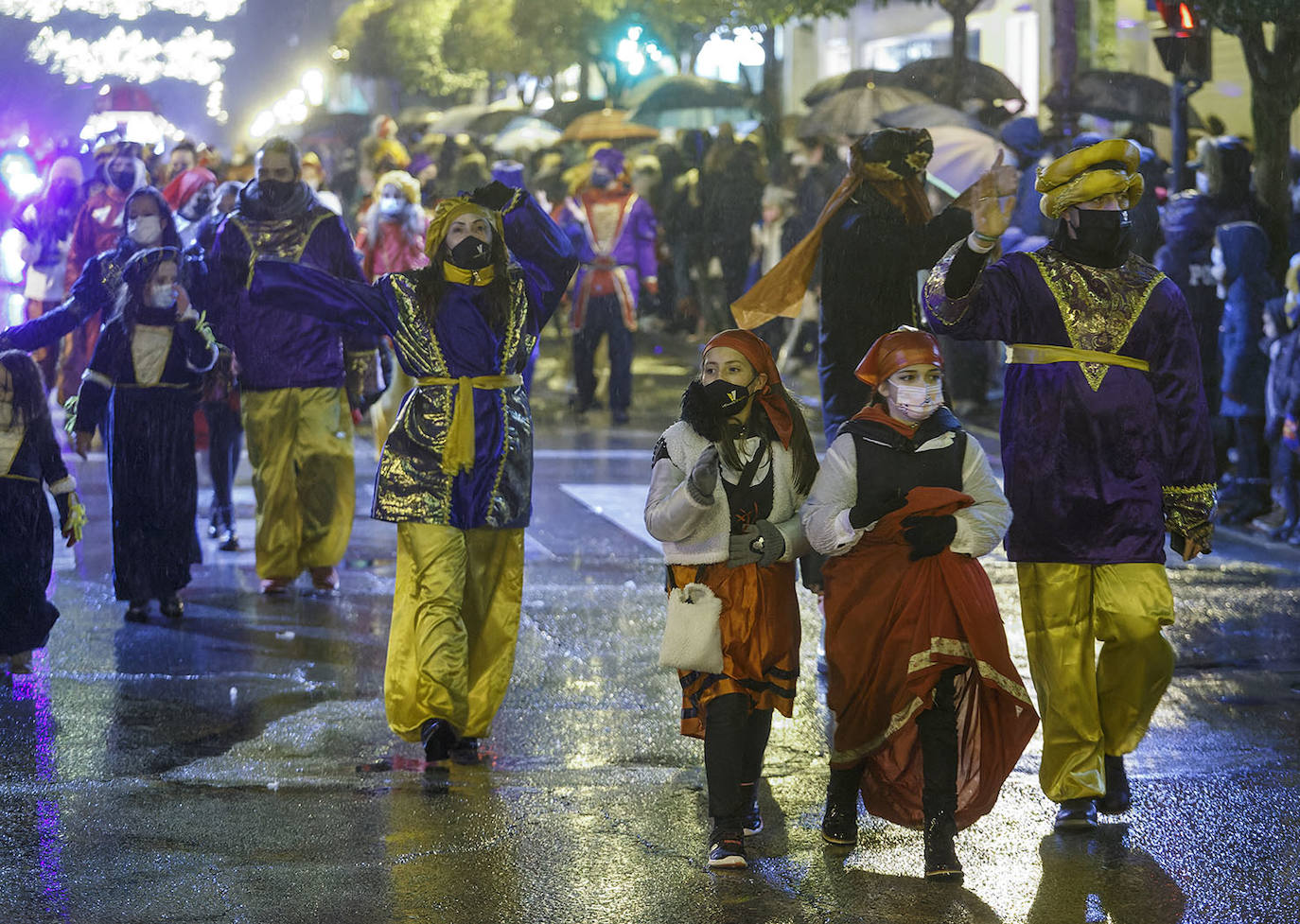 Fotos: Ilusión, frío y mascarillas para recibir a los Reyes Magos