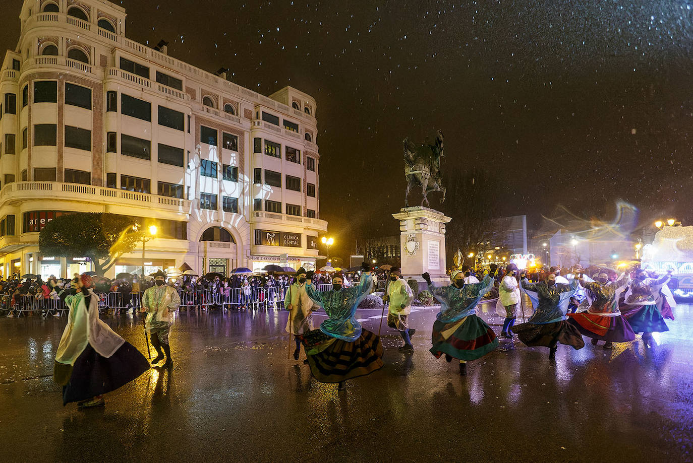 Fotos: Ilusión, frío y mascarillas para recibir a los Reyes Magos