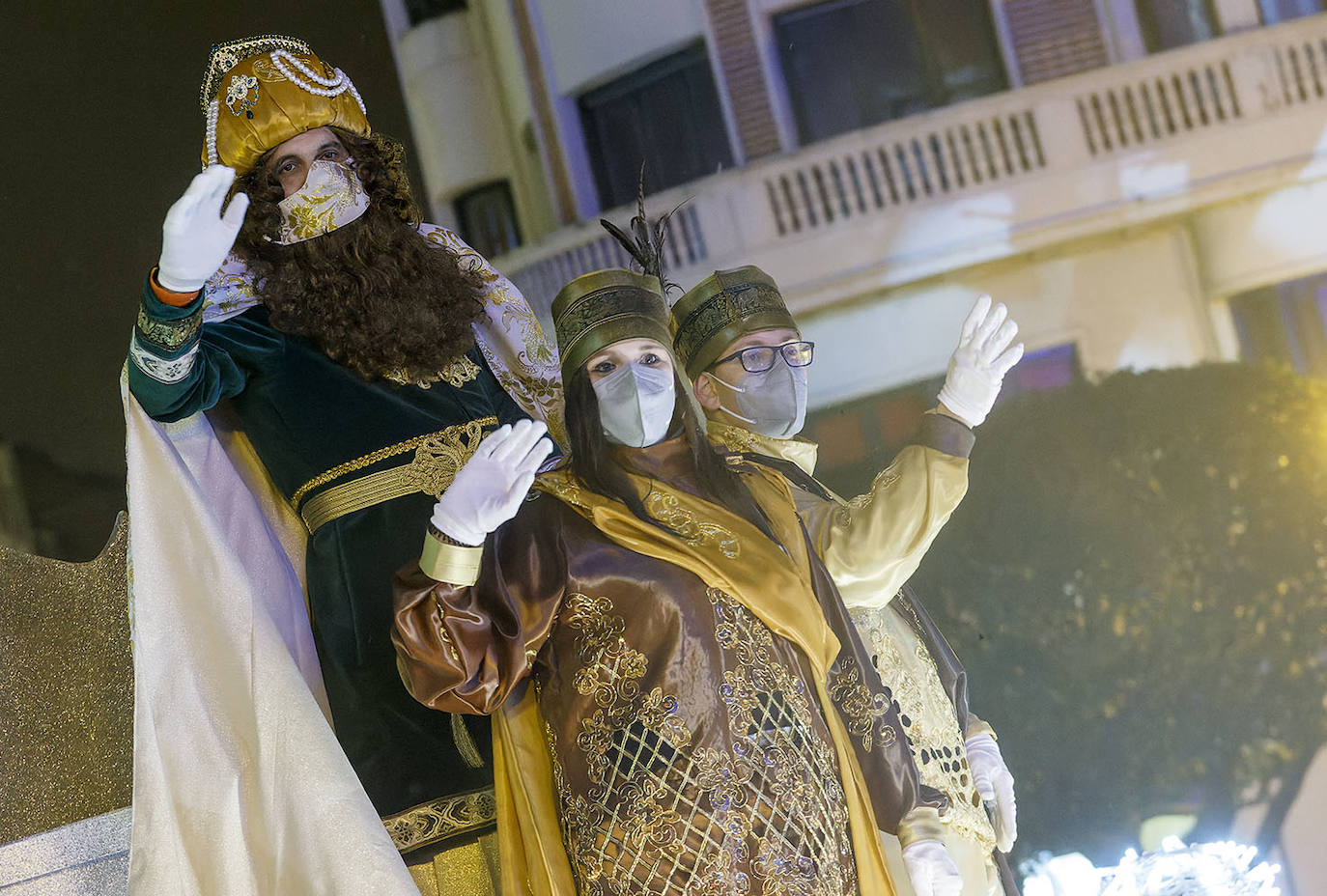 Fotos: Ilusión, frío y mascarillas para recibir a los Reyes Magos