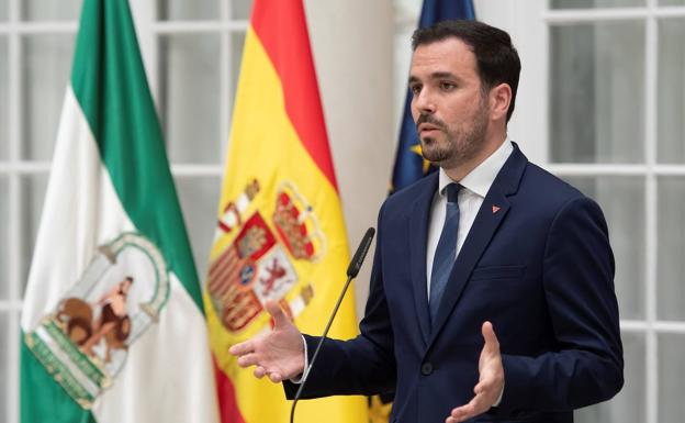 El Gobierno desautoriza a Garzón por su crítica contra las macrogranjas