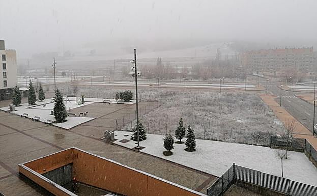 La nieve ha cubierto de blanco rápidamente zonas verdes y mobiliario.