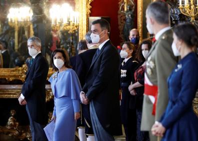 Imagen secundaria 1 - 1. Los Reyes, durante la recepción. 2. Miembros del Gobierno posan junto a los Reyes durante la recepción. 3. La Reina Letizia, a su llegada al Palacio Real. 