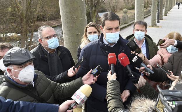 Ángel Ibáñez atiende a los medios de comunicación. 