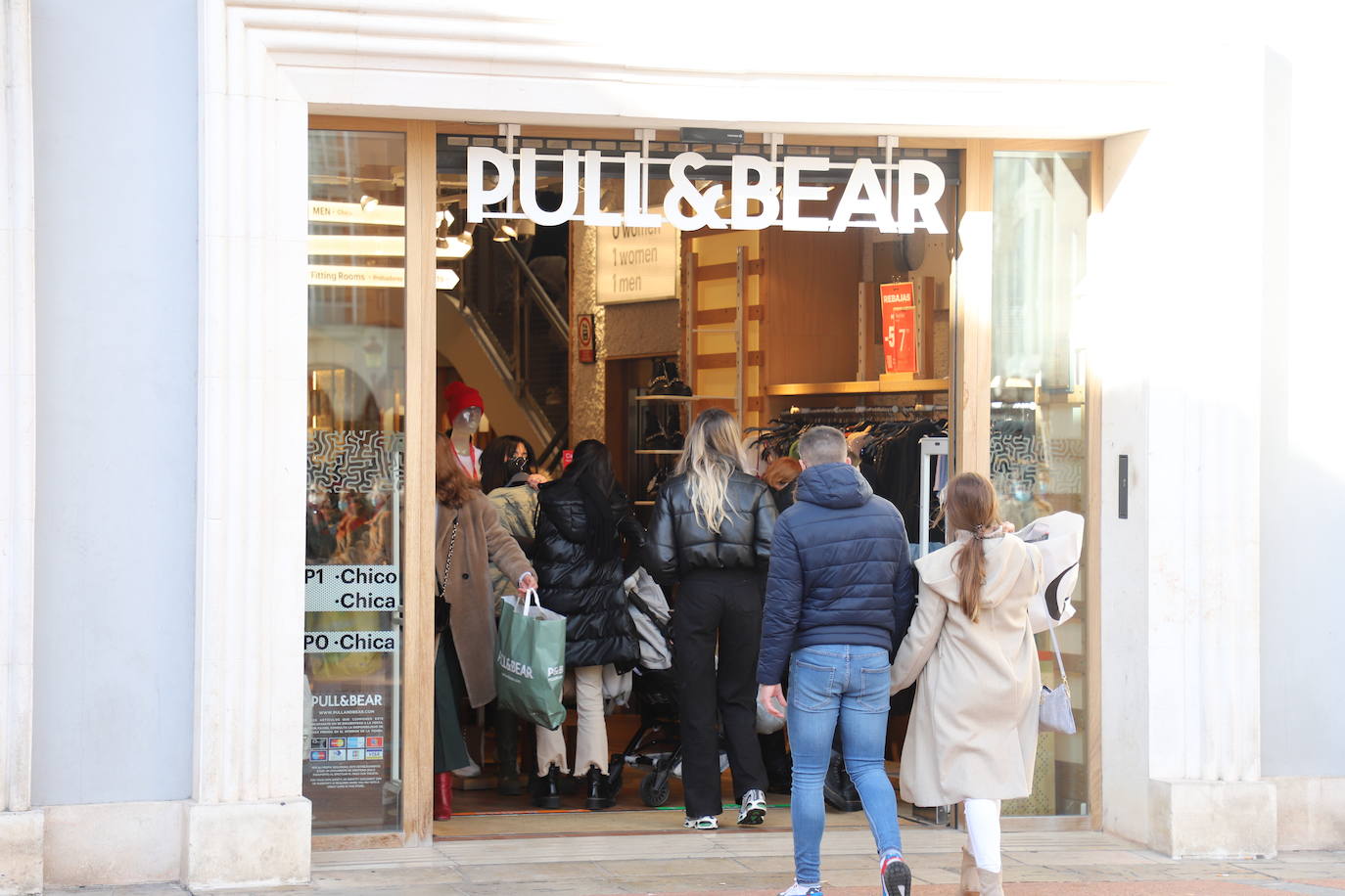 Las colas y las esperas marcan el primer día de rebajas en Burgos.