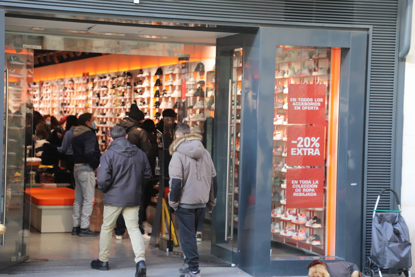 Las colas y las esperas marcan el primer día de rebajas en Burgos.