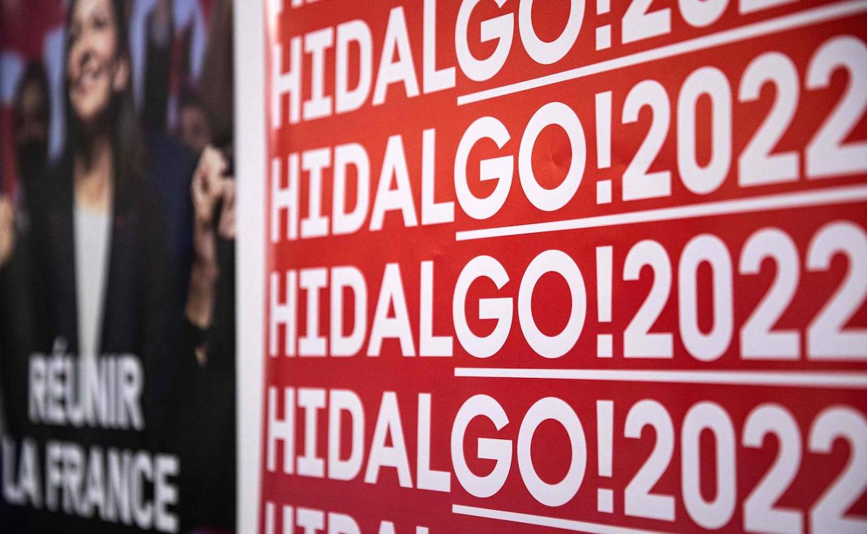 Un cartel electoral en el cuartel general de la alcaldesa y candidata socialista a la presidencia, Anne Hidalgo.