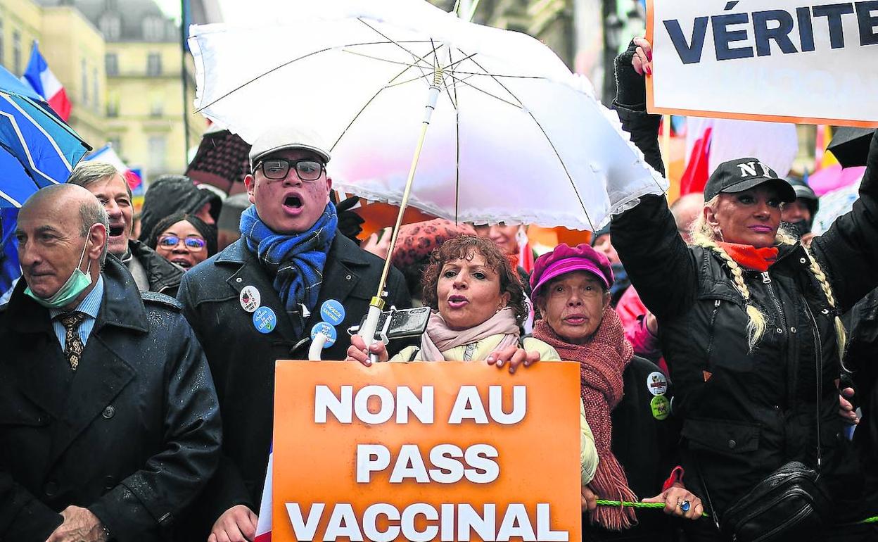 Miles de personas se manifestaron este sábado en las calles de París y otras ciudades francesas contra las restricciones sanitarias ordenadas por el Gobierno.