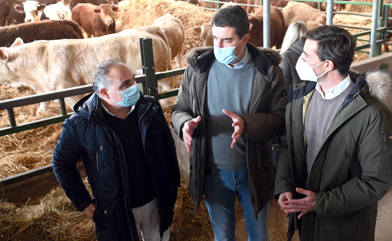 Explotación ganadera visitada esta mañana por Ángel Ibáñez y Pablo Montesinos.