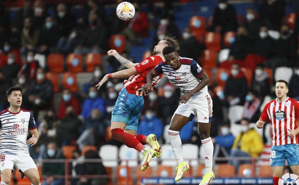 Una jugada del partido entre el Lugo y el Mirandés.