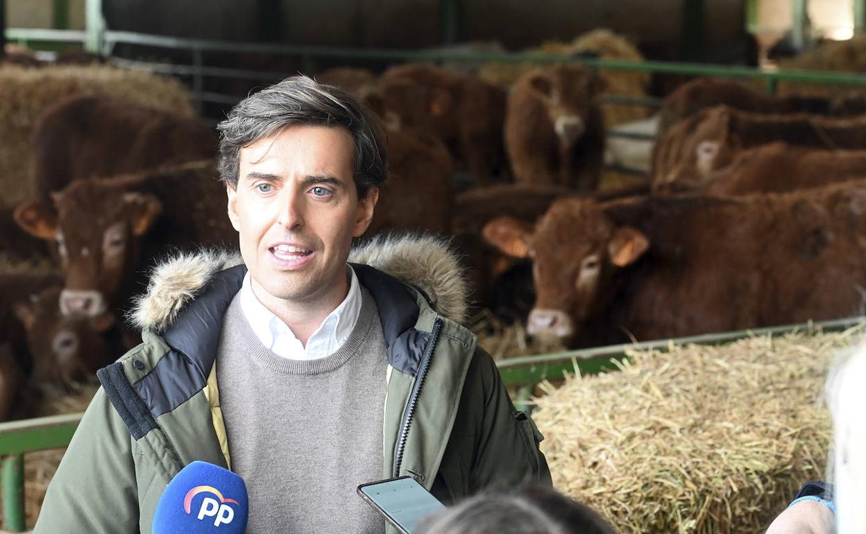 El vicesecretario de Comunicación del PP, Pablo Montesinos, ha visitado una granja en Cavia. 