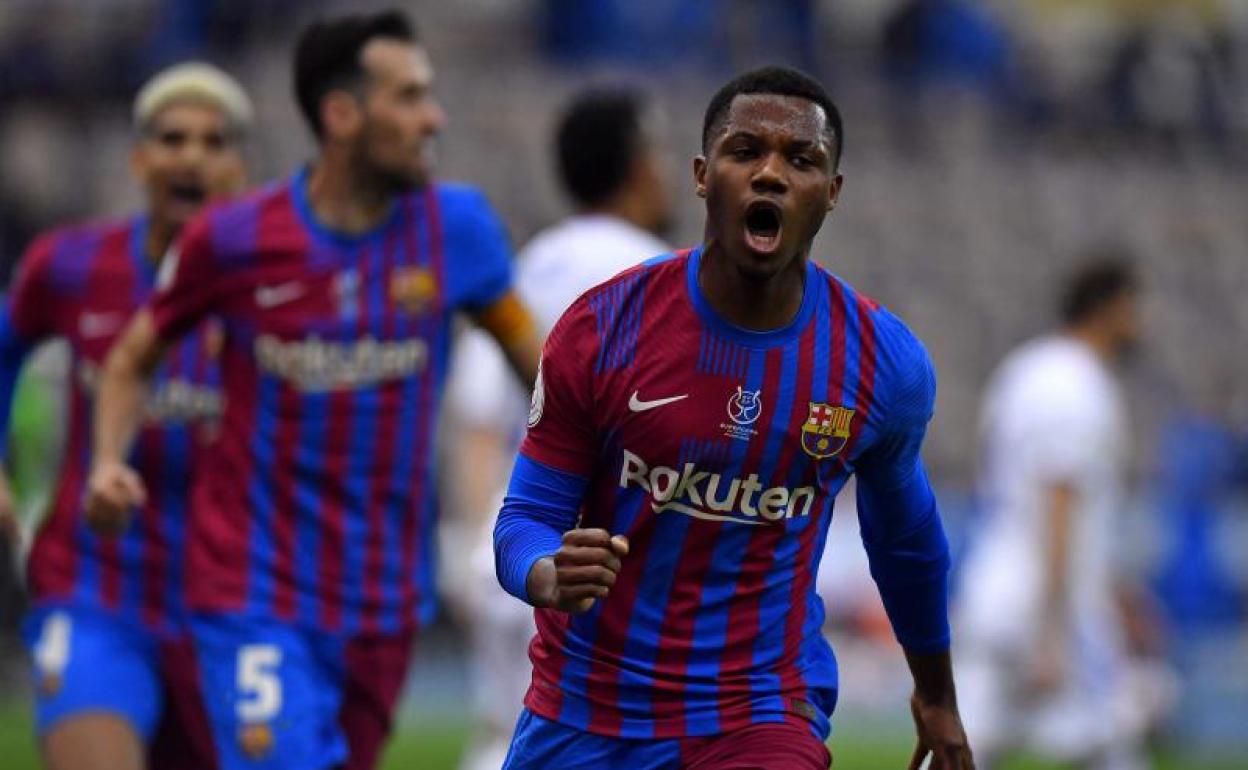 Ansu Fati celebra su gol en el clásico disputado en Riad. 