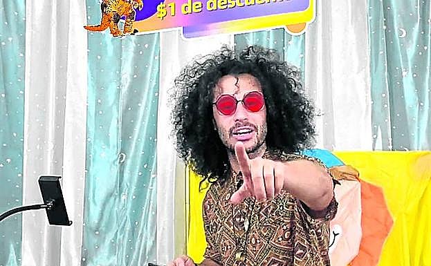 El ovetense residente en Shanghái Lalo López durante una emisión en directo para vender disfraces en Aliexpress.