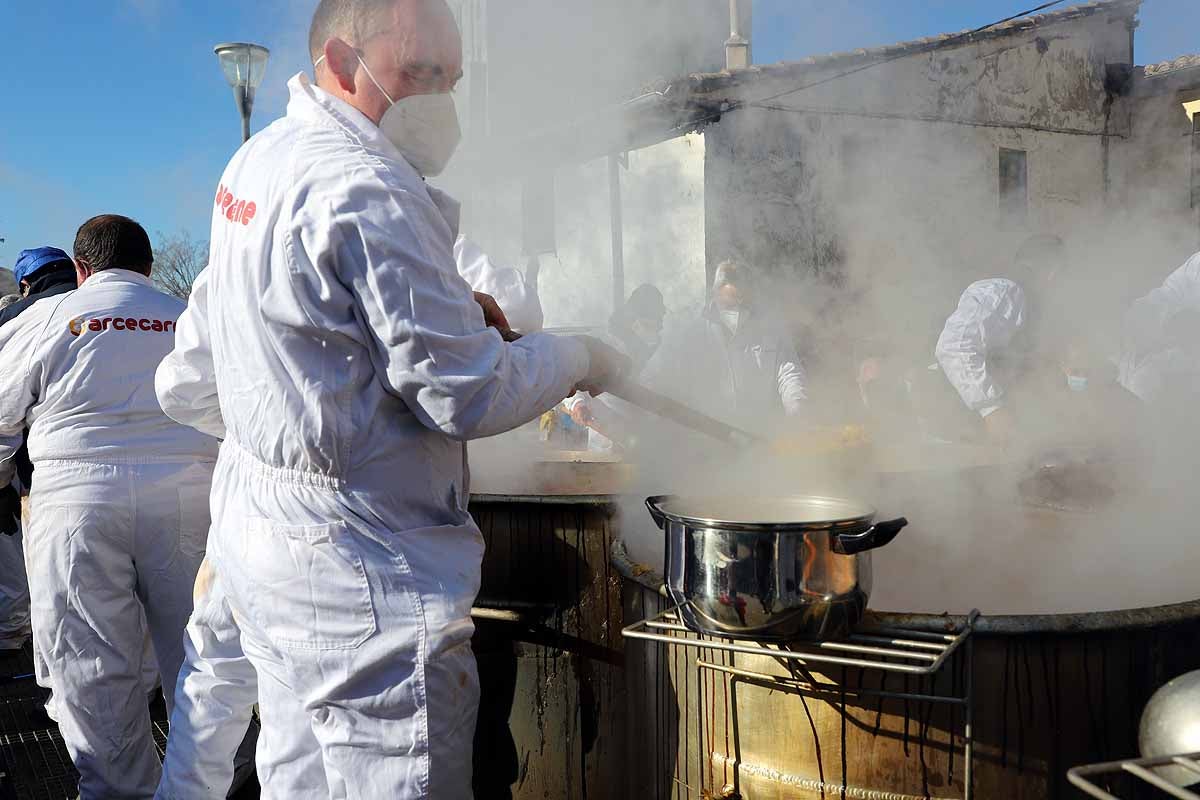 Algunos asistentes degustaban el potaje caliente en el lugar. 