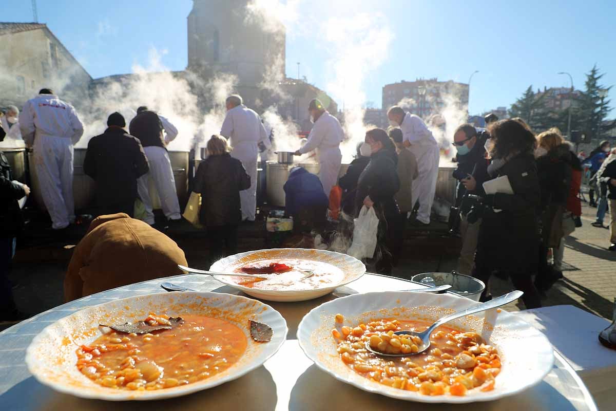 Algunos asistentes degustaban el potaje caliente en el lugar. 