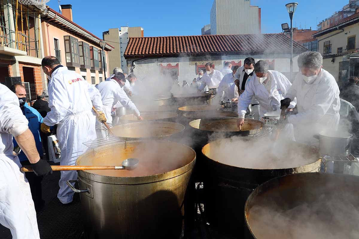 Algunos asistentes degustaban el potaje caliente en el lugar. 