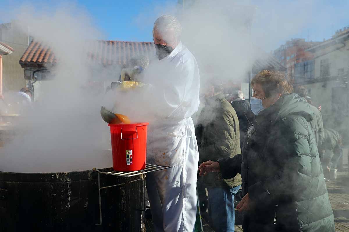 Algunos asistentes degustaban el potaje caliente en el lugar. 