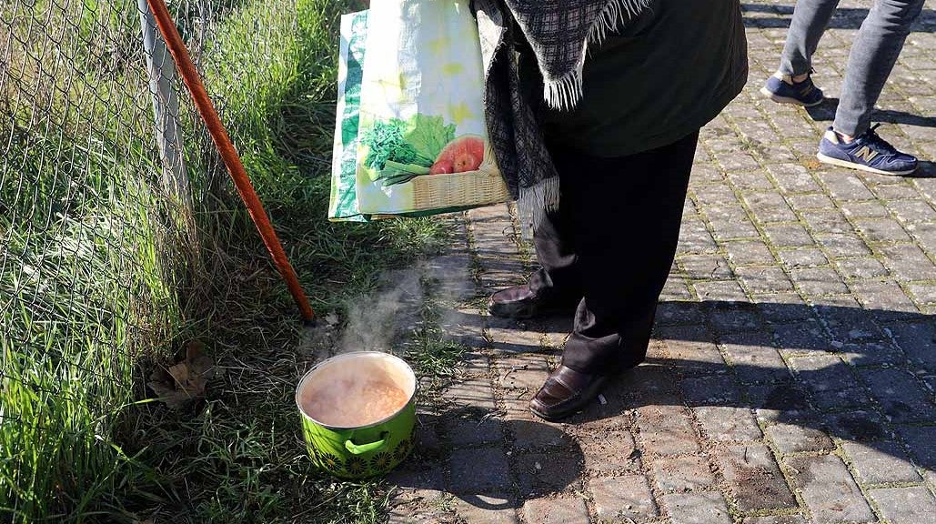 Algunos asistentes degustaban el potaje caliente en el lugar. 