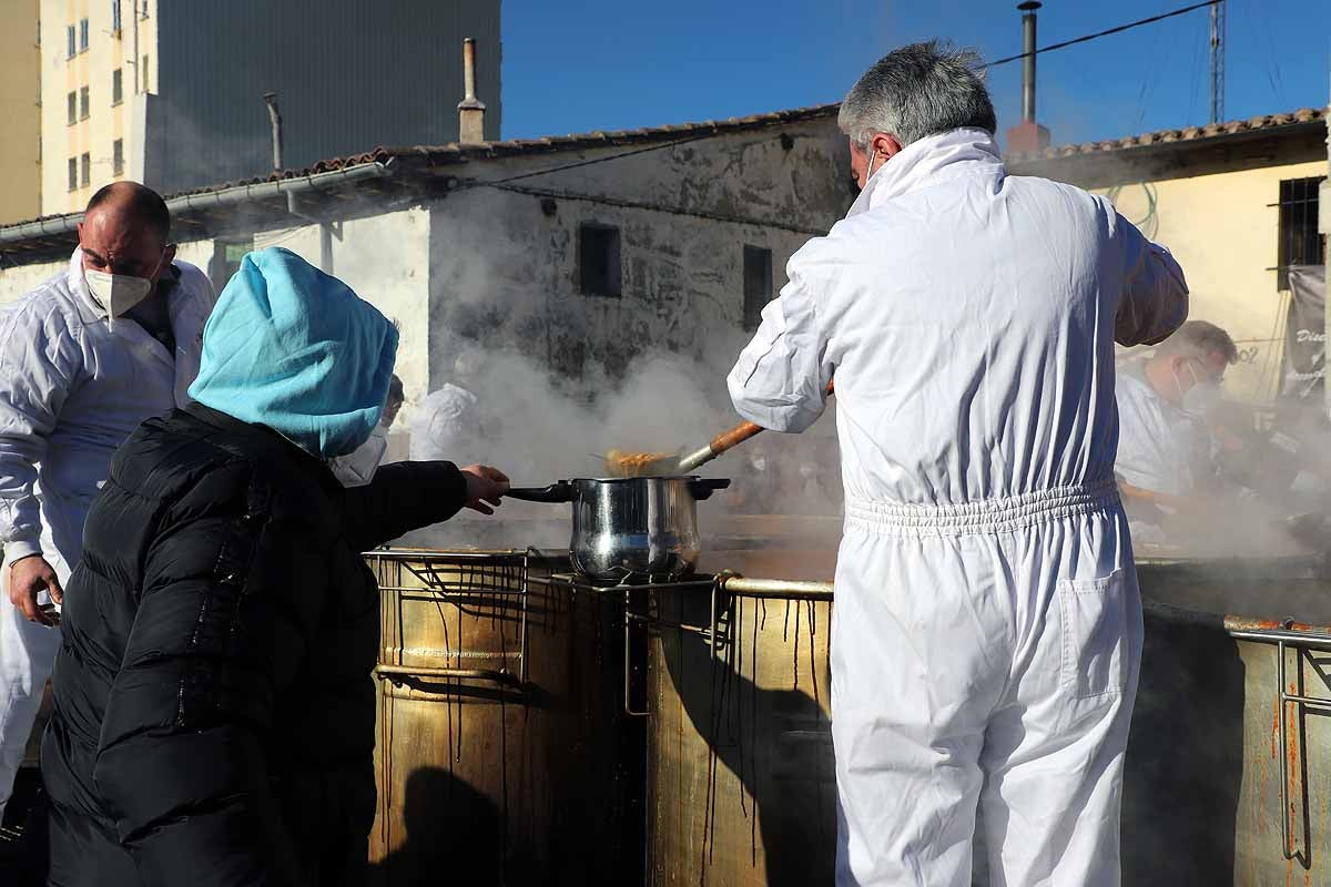 Algunos asistentes degustaban el potaje caliente en el lugar. 