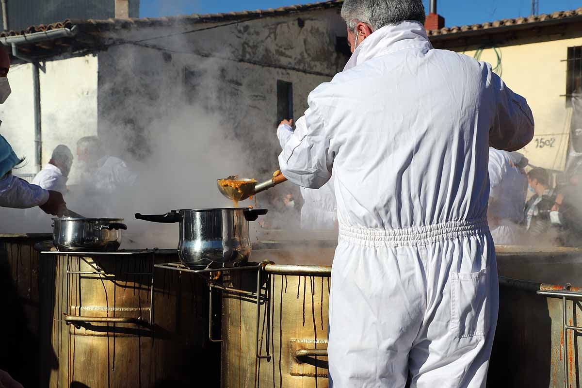 Algunos asistentes degustaban el potaje caliente en el lugar. 