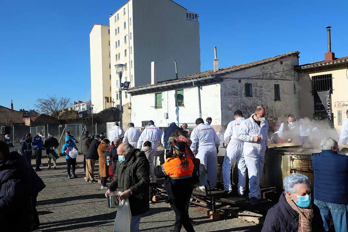 Algunos asistentes degustaban el potaje caliente en el lugar. 