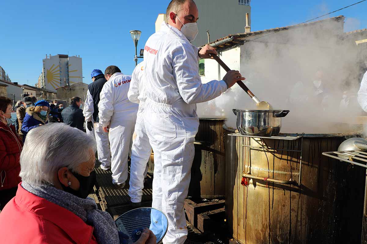 Algunos asistentes degustaban el potaje caliente en el lugar. 