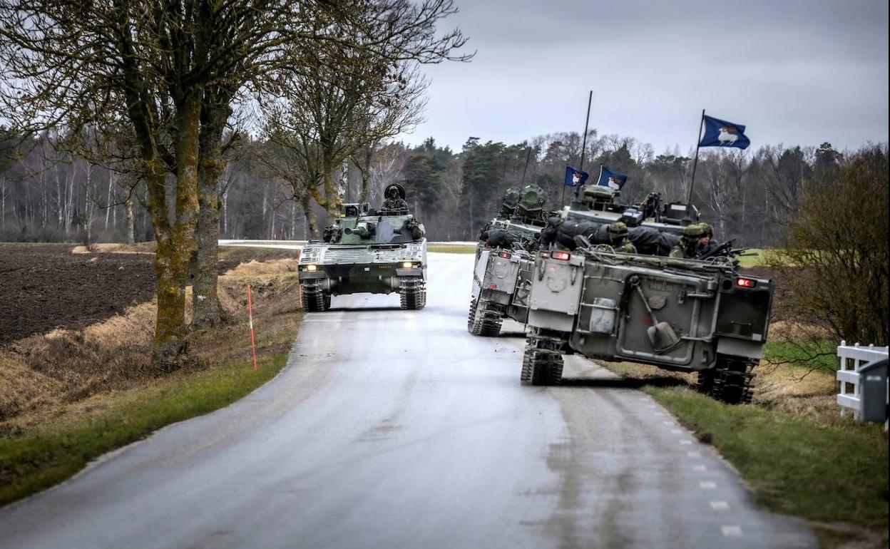 Blindados del Ejército sueco controlan las carreteras de la isla de Gotland.