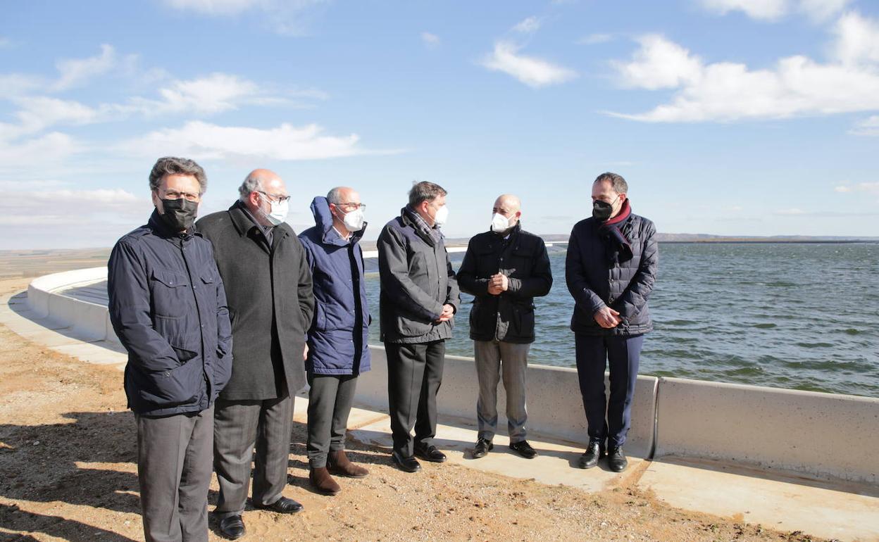 El ministro junto a representantes del Canal Toro-Zamora. 