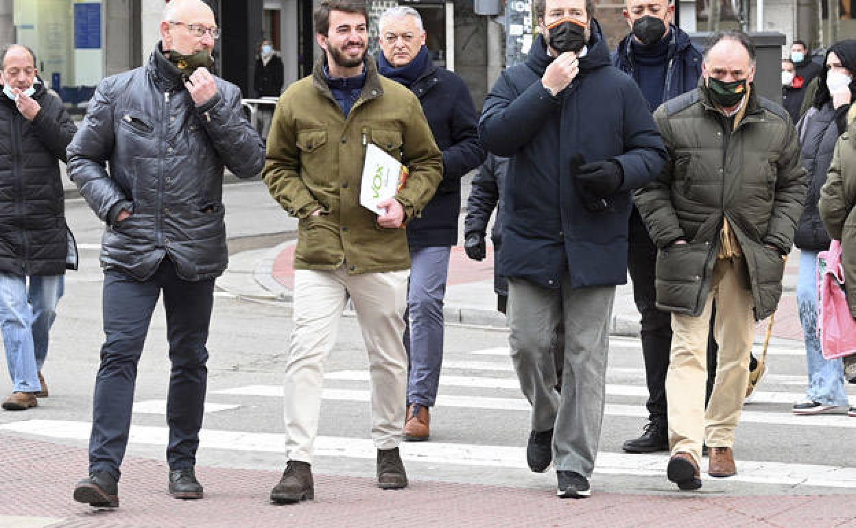 García -Gallardo, segundo por la derecha, acompañado por otros miembros del partido. 