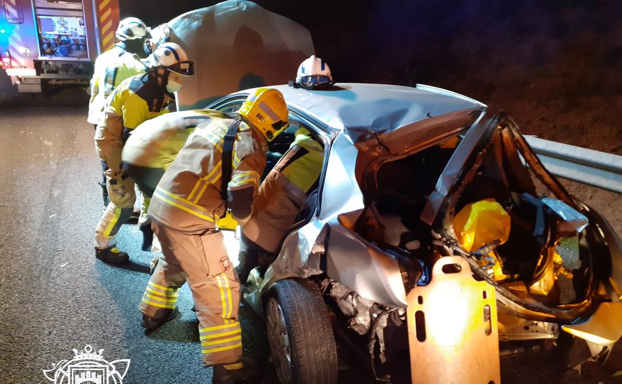 Los Bomberos de Burgos tuvieron que rescatar a uno de los heridos.